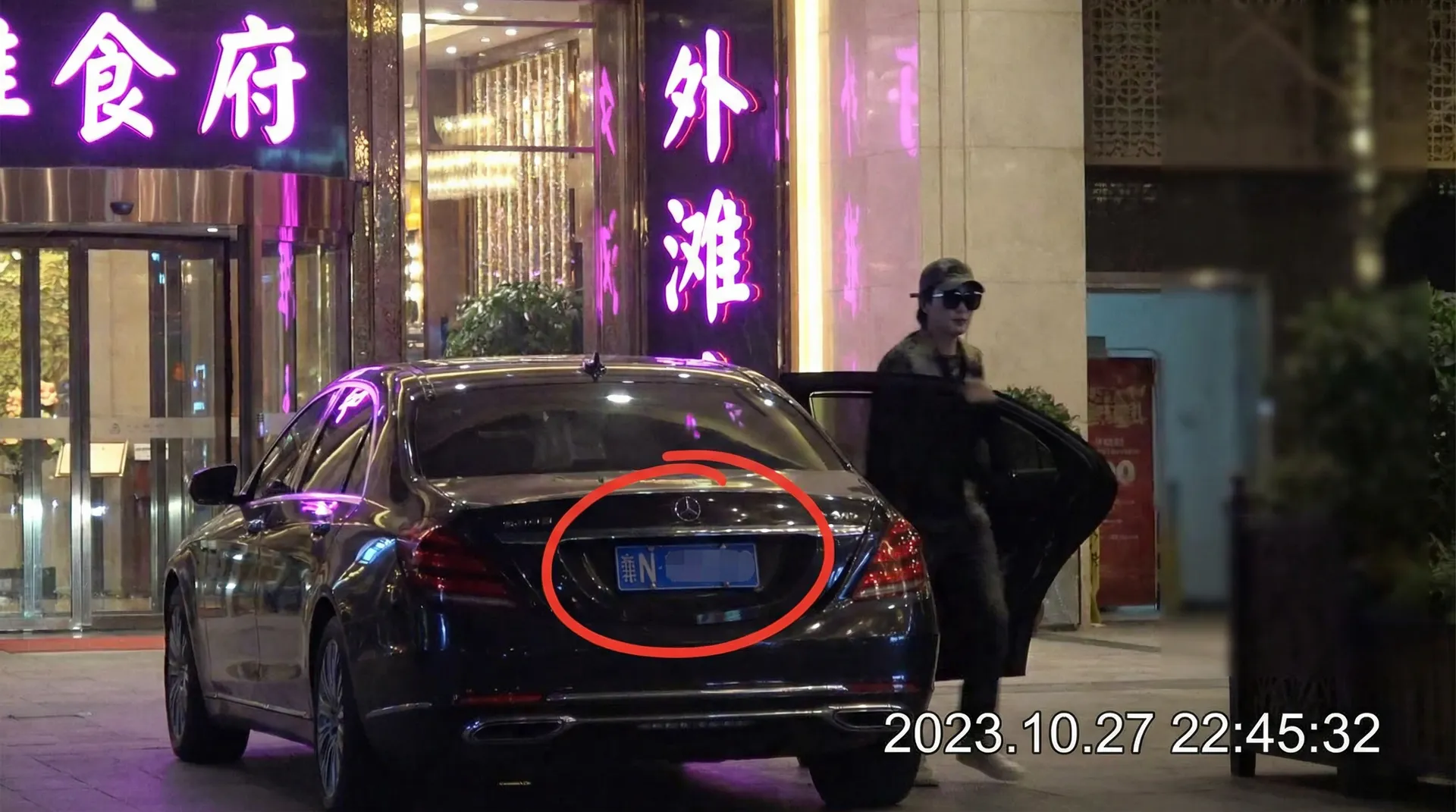 五一吃瓜 - 豪车餐厅外被拍